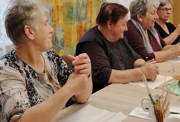 Seniorzy z Klubu wzięli glinę w dłonie – warsztaty terapii zajęciowej z niezwykłym gościem