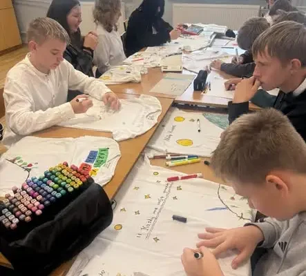 Klasa VII zamieniła lekturę w modę – koszulki z cytatami z „Małego Księcia”