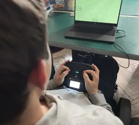 Uczniowie z Nałęczowa uczą się latać dronami FPV na symulatorach