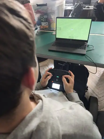 Uczniowie z Nałęczowa uczą się latać dronami FPV na symulatorach