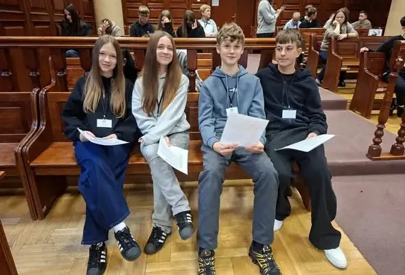 Ósmoklasiści w roli sędziów i adwokatów – niezwykła lekcja w Sądzie Okręgowym