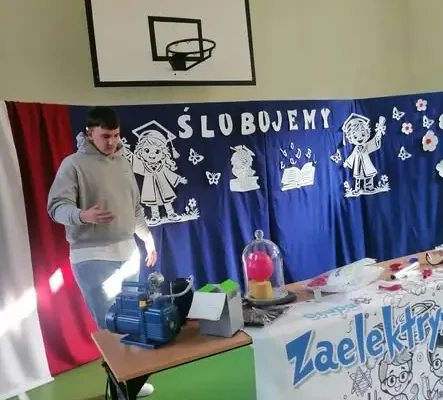Pokaz naukowy „Zaelektryzowani” w szkole – uczniowie odkrywali tajemnice gazów