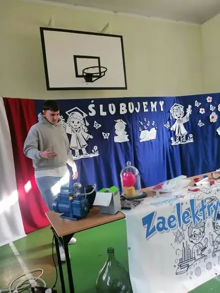 Pokaz naukowy „Zaelektryzowani” w szkole – uczniowie odkrywali tajemnice gazów