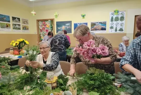 Świąteczne stroiki seniorów z Rąblowa – zapach świerku i tui w Klubie Seniora