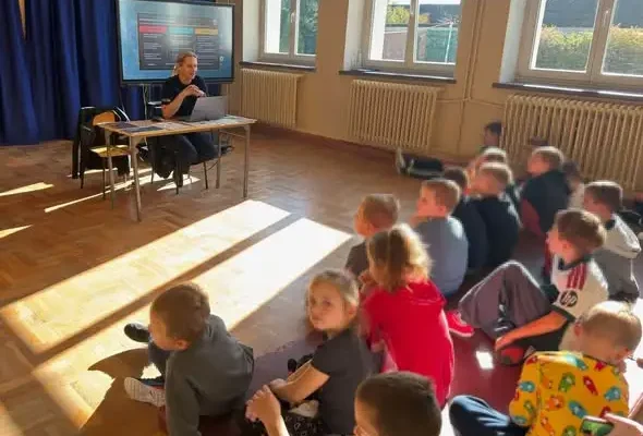 Policjantki z Puław uczą dzieci, że życie to nie gra – profilaktyka w szkołach