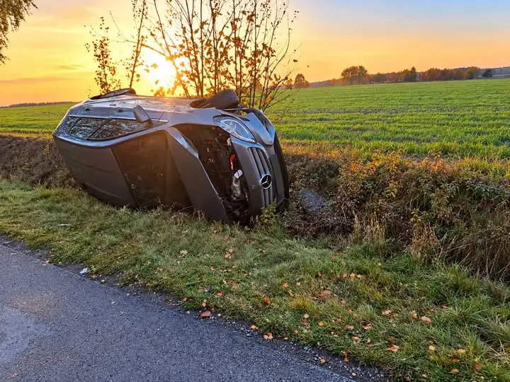 Kolizja w Żerdzi: świadkowie uratowali życie poszkodowanemu
