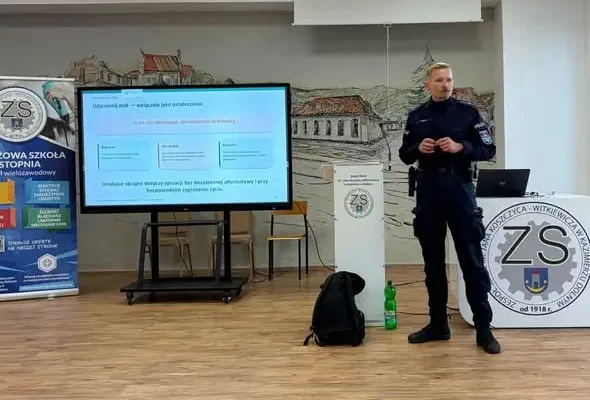 Policja i strażacy szkolili nauczycieli z Kazimierza Dolnego z zasad bezpieczeństwa