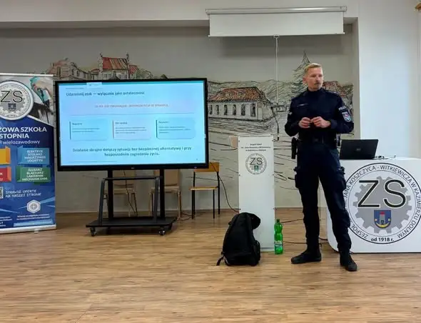 Policja i strażacy szkolili nauczycieli z Kazimierza Dolnego z zasad bezpieczeństwa