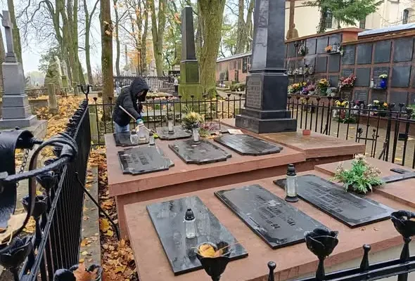 Uczniowie z Nałęczowa porządkują groby nauczycieli – pod patronatem Urzędu Miasta