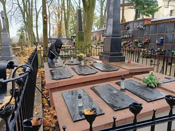 Uczniowie z Nałęczowa porządkują groby nauczycieli – pod patronatem Urzędu Miasta