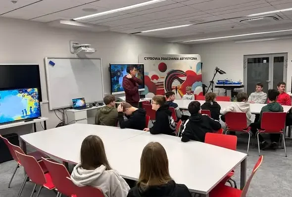 Uczniowie klasy 8a z Puław odkrywali tajniki robotyki w Domu Chemika