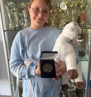 Międzynarodowy sukces uczniów: nagroda w konkursie plastycznym „Zawsze zielono, zawsze niebiesko”