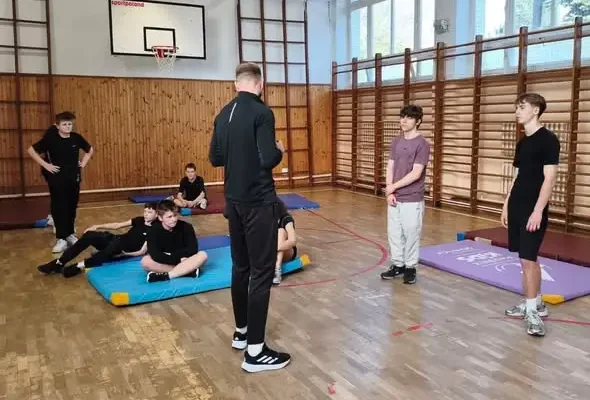 Puławscy policjanci i straż graniczna szkolą uczniów klas mundurowych w Kazimierzu Dolnym