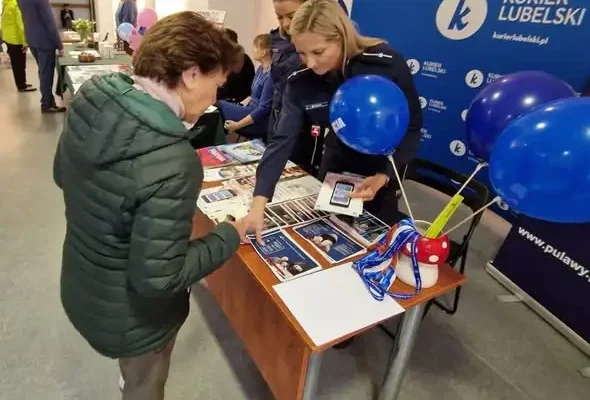 Policjantki z Puław edukują seniorów o bezpieczeństwie i dezinformacji