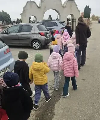 Pięciolatki z Markuszowa porządkowały groby przed Wszystkimi Świętymi