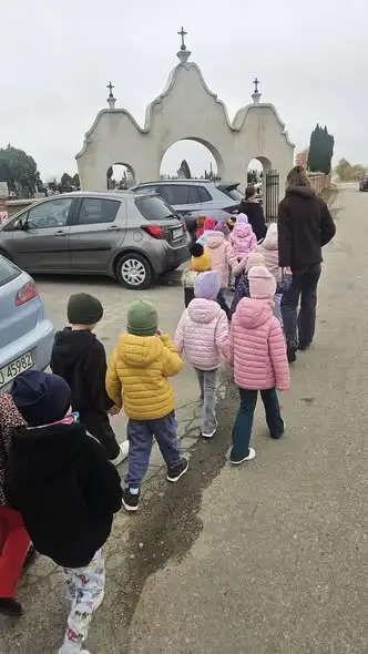 Pięciolatki z Markuszowa porządkowały groby przed Wszystkimi Świętymi